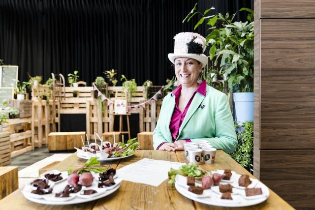 Une dame avec un chapeau sourit