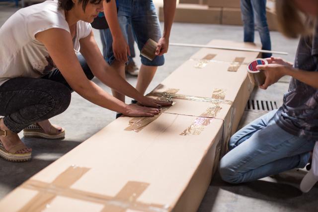 Atelier de construction d'un monument en carton