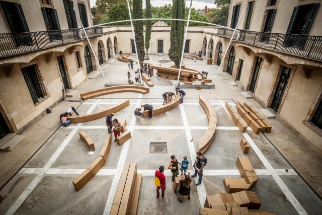 Atelier de construction d'un monument en carton