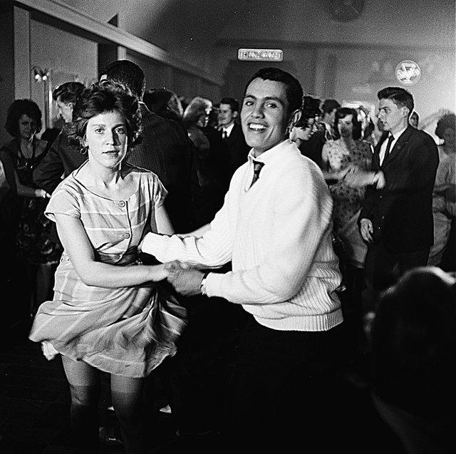 Photo en noir et blanc d'un couple qui danse