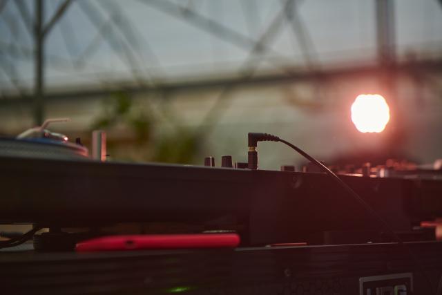 Image énigmatique d'un plateau de mixage avec un spot lumineux
