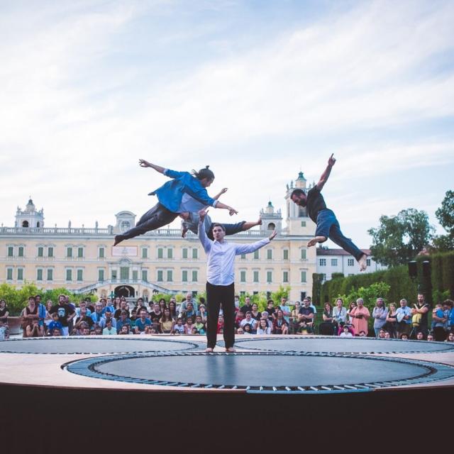 Trois personnes sautent sur un trampoline géant