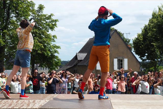 Professeur de danse sur une scène an extrérieur